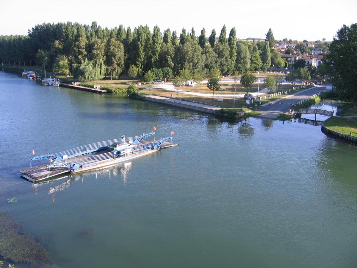 Camping Belle Riviere Chaniers Екстериор снимка
